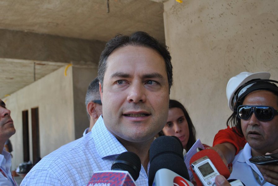 Através das redes sociais, o governador Renan Filho (PMDB) anunciou o aumento de 6,29% em duas parcelas para os servidores públicos do estado, sendo a primeiro a partir do mês do julho e, a última, em dezembro; impacto na folha salarial será de R$ 270 milhões por ano, sendo R$ 90 milhões só nos primeiros seis meses; "O momento que o Brasil vive é complicado. Muitos estados sequer pagaram o 13º dos servidores. O reajuste é concedido com pés no chão, dentro da realidade que o Estado vive, sem esquecer do quadro nacional”, disse Renan