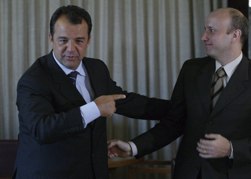 Em depoimento ao juiz Marcelo Bretas nesta quarta-feira (8), o ex-secretário estadual de Saúde Sérgio Côrtes afirmou que fez doações ilegais para as campanhas de Luiz Fernando Pezão ao governo do estado em 2014 e de Pedro Paulo à prefeitura do Rio em 2016; Côrtes afirmou que foram repassados R$ 300 mil a Pezão via caixa dois, e R$ 150 mil para Pedro Paulo; de acordo com o ex-secretário, os pedidos de doação foram feitos pelo ex-governador Sérgio Cabral, em 2014, e pelo ex-prefeito Eduardo Paes, no ano passado