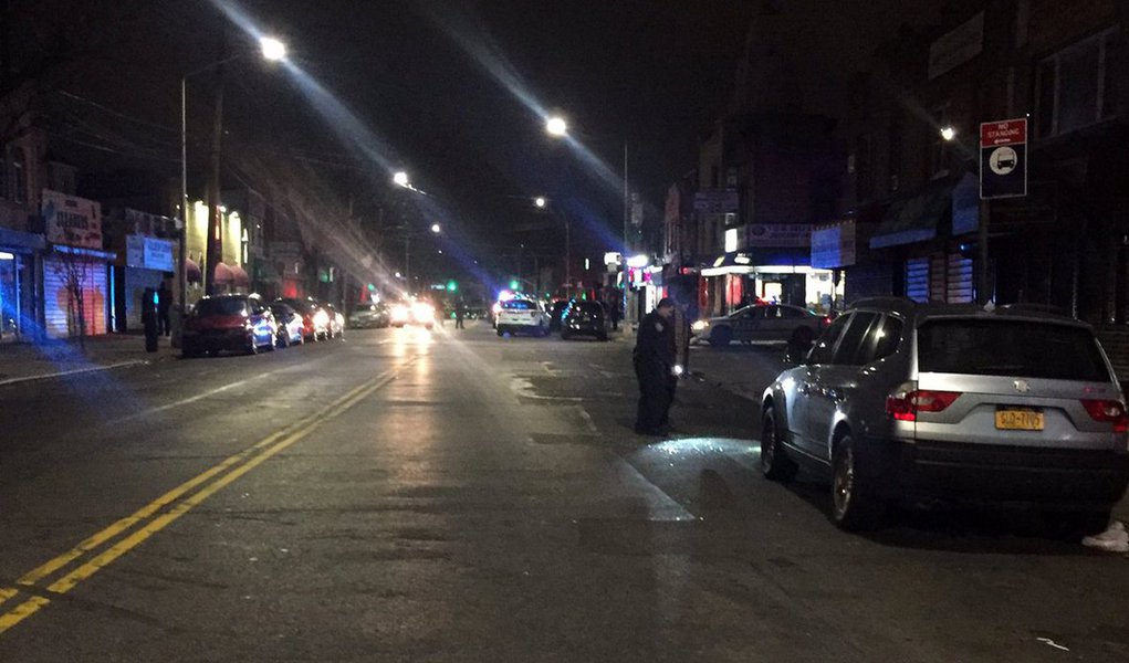 A emissora  CNN informa que um homem atropelou a multidão no bairro de Queens, em Nova York, alegadamente matando uma pessoa e deixando três feridos; agência AP adianta que o incidente se deu a por volta de 04h45 locais (07h45 no horário de Brasília) neste domingo (3)