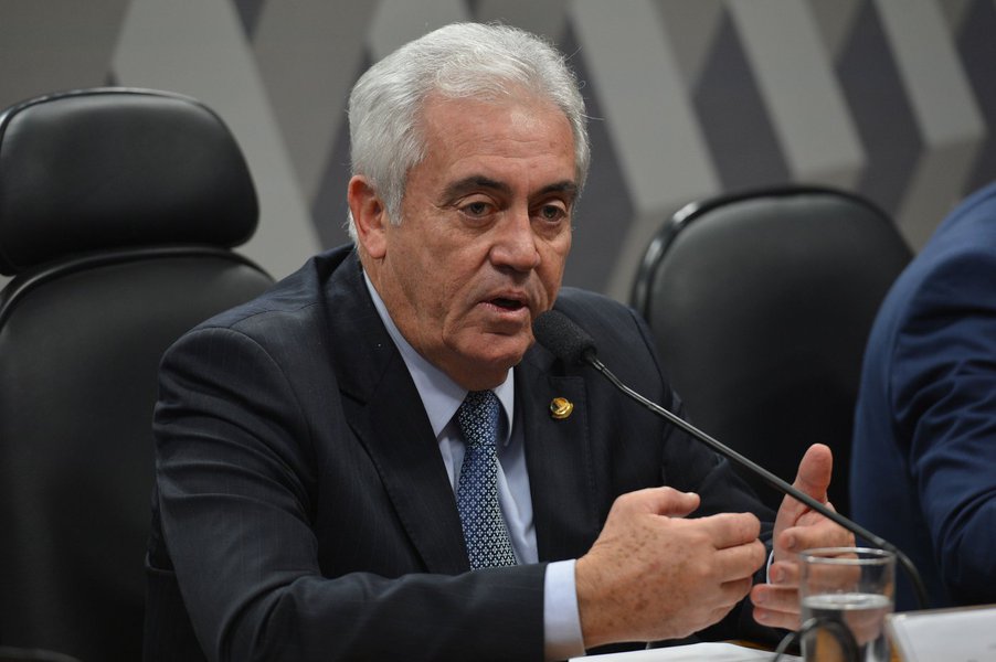 Sem citar nomes, o senador Otto Alencar (PSD-BA) alfinetou o prefeito de Salvador, ACM Neto (DEM), ao falar que quem "faz mal para a Bahia não tem seus cabelos brancos", mas "cabelos pretos e ideias curtas"; "Quem faz mal a Bahia não tem meus cabelos brancos. Tem cabelos pretos e ideias curtas. Esses nós derrotamos agora e vamos derrotar em 2018", disse o parlamentar, durante a cerimônia de assinatura do contrato para a duplicação da BR- 415, que liga os municípios de Ilhéus e Itabuna