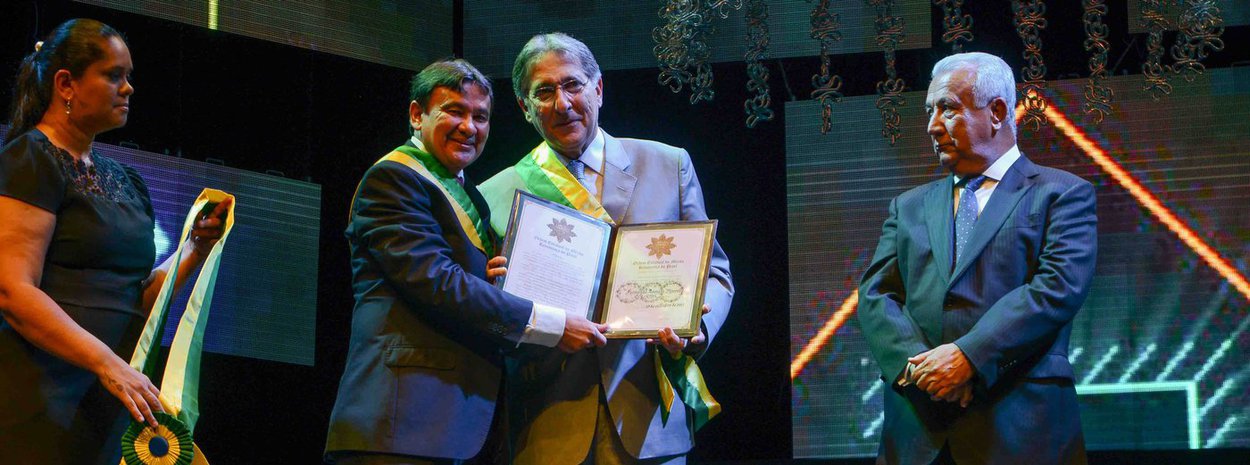 O governador de Minas Gerais, Fernando Pimentel, foi homenageado com a Medalha do Mérito Renascença no Piauí, nesta quinta-feira (19); a mais alta comenda piauiense é reconhecimento a pessoas e entidades que ajudaram no desenvolvimento do Estado; o governador do Estado, Wellington Dias, destacou o trabalho de Pimentel na construção da democracia brasileira   
