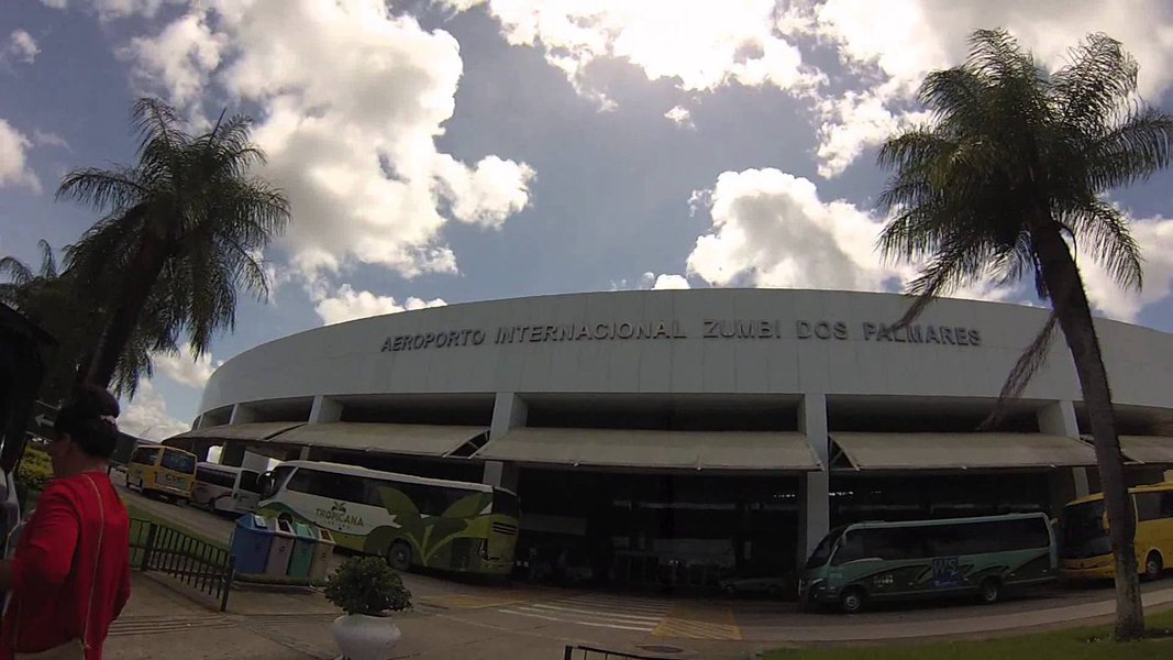 Os ministros Eliseu Padilha e Moreira Franco, denunciados por corrupção pelo Ministério Público, dentro da Operação Lava Jato, foram indicados pelo Presidente Michel Temer para coordenarem o pacote de privatizações de aeroportos do País, avaliado em R$ 90 bilhões; blocos foram distribuídos por região e um deles terá aeroportos do Nordeste, como o de Maceió, voltado basicamente para o turismo; governo Temer ainda discute o que fazer com os funcionários dos aeroportos