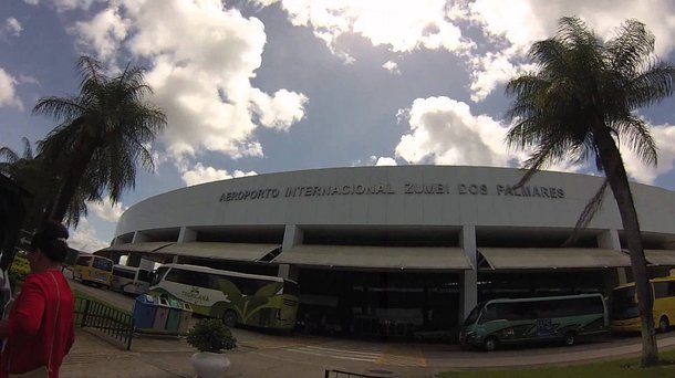 Os ministros Eliseu Padilha e Moreira Franco, denunciados por corrupção pelo Ministério Público, dentro da Operação Lava Jato, foram indicados pelo Presidente Michel Temer para coordenarem o pacote de privatizações de aeroportos do País, avaliado em R$ 90 bilhões; blocos foram distribuídos por região e um deles terá aeroportos do Nordeste, como o de Maceió, voltado basicamente para o turismo; governo Temer ainda discute o que fazer com os funcionários dos aeroportos