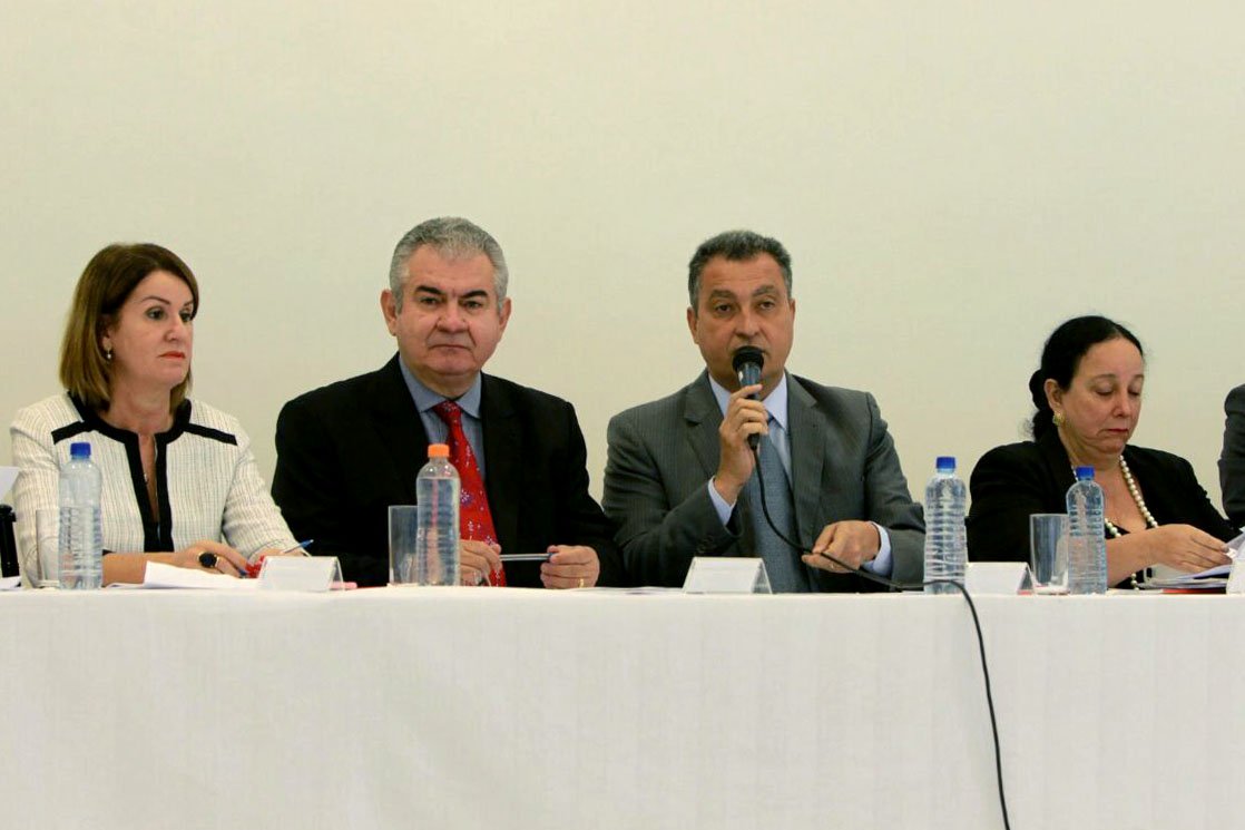 A integração entre órgãos e poderes da área de segurança na Bahia foi mais uma vez defendida e destacada pelo governador Rui Costa, nesta segunda-feira, na reunião itinerante do Comitê Executivo do Programa Pacto pela Vida, em Lauro de Freitas; "Já colocamos em Salvador, e vamos ampliar a fibra ótica para todas as instalações e prédios públicos do estado. Isso pode ser ampliado, para não haver quebra de link, interrupção de sinal. Queremos também ampliar o videomonitoramento municipal de forma integrada às câmeras estaduais", disse Rui