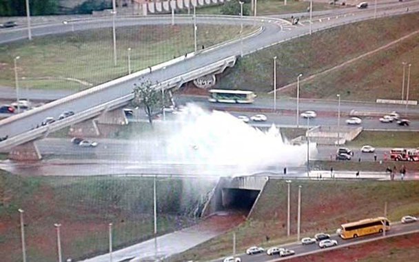A Companhia de Saneamento Ambiental do DF (Caesb) informou que não há previsão de acabar o caos provocado pelo rompimento de uma adutora na Estrada Parque Vicente Pires (EPVP); casas foram inundadas por causa do vazamento; parte de Taguatinga, do Guará e de Águas Claras ficarão sem água por tempo indeterminado