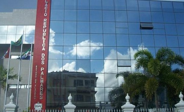 O governador Renan Filho (PMDB) e o vice-governador e secretário de Estado da Educação, Luciano Barbosa, divulgaram, na noite desta quinta-feira (30), notas de pesar lamentando o acidente envolvendo dois ônibus escolares, que transportavam estudantes de Teotônio Vilela e Junqueiro; tragédia provocou a morte de seis pessoas e deixou 44 feridas