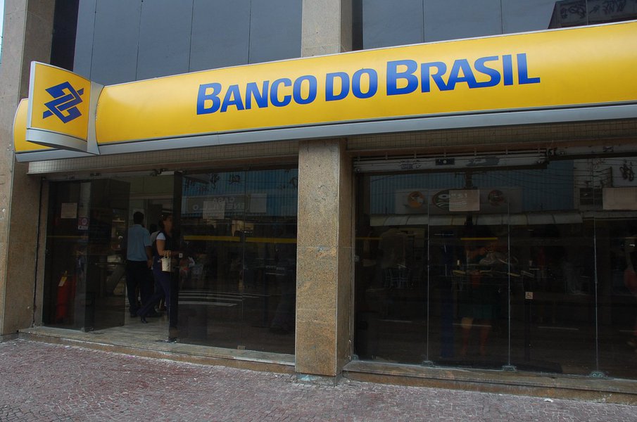 O Ministério Público do Estado do Ceará, através do Programa Estadual de Proteção e Defesa do Consumidor (DECON), notificou o Banco do Brasil pelas medidas decorrentes do plano de reestruturação da instituição bancária, que prevê o fechamento de 402 agências, 31 superintendências e a transformação de 379 agências em postos de atendimento em todo país. Dentre elas, sete das agências serem fechadas situam-se em Fortaleza e entre as que serão transformadas, uma se localiza em Novo Oriente e duas na capital do Ceará. O Decom considerou a medida  como prática abusiva e aplicou multa no valor R$ 78.884,80. O Banco do Brasil recorreu à Junta Recursal do Programa Estadual de Proteção e Defesa do Consumidor (Jurdecon) e o recurso está em análise