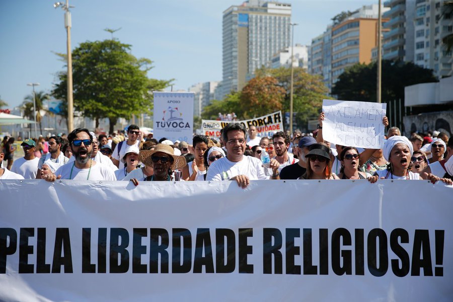 Milhares de pessoas participaram neste domingo de um ato contra a intolerância religiosa, na Praia de Copacabana, na zona sul da cidade no Rio de Janeiro; promovido pelas ONGs Comissão de Combate à Intolerância Religiosa (CCIR) e Centro de Articulação de Populações Marginalizadas (Ceap), o ato reuniu principalmente fiéis de religiões de matriz afro-brasileira, mas também representantes de igrejas cristãs, da comunidade judaica e de outras religiões (Baha'i, wicca, kardecista, budista e Hare Krishna)