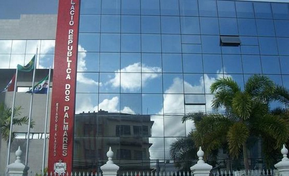 O governador Renan Filho (PMDB) e o vice-governador e secretário de Estado da Educação, Luciano Barbosa, divulgaram, na noite desta quinta-feira (30), notas de pesar lamentando o acidente envolvendo dois ônibus escolares, que transportavam estudantes de Teotônio Vilela e Junqueiro; tragédia provocou a morte de seis pessoas e deixou 44 feridas