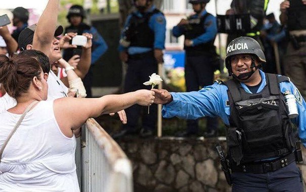 Relatório da OEA aponta "irregularidades, erros e problemas sistêmicos" na apuração dos votos das eleições presidenciais que impedem definição do processo eleitoral; policiais se negam a reprimir protestos contra possíveis fraudes na contagem dos votos quando o candidato oposicionista Salvador Nasralla liderava a apuração