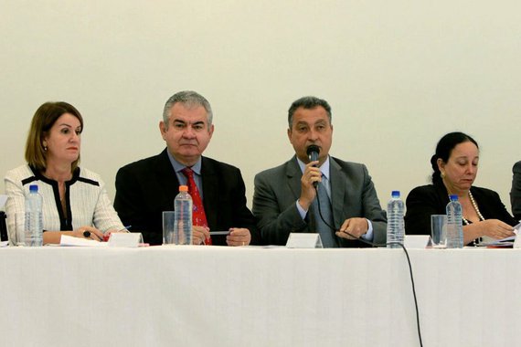 A integração entre órgãos e poderes da área de segurança na Bahia foi mais uma vez defendida e destacada pelo governador Rui Costa, nesta segunda-feira, na reunião itinerante do Comitê Executivo do Programa Pacto pela Vida, em Lauro de Freitas; "Já colocamos em Salvador, e vamos ampliar a fibra ótica para todas as instalações e prédios públicos do estado. Isso pode ser ampliado, para não haver quebra de link, interrupção de sinal. Queremos também ampliar o videomonitoramento municipal de forma integrada às câmeras estaduais", disse Rui