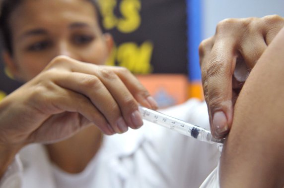 Para estimular que professores se imunizem contra a gripe, a Escola Classe 302 Norte contou, com uma ação de vacinação; a 19ª Campanha Nacional de Vacinação contra a Influenza começou em 17 de abril e seguirá em todo o País até 26 de maio — o dia D de mobilização será no dia 13; a campanha de vacinação no DF engloba 687.155 pessoas; a meta é vacinar pelo menos 90% de cada categoria do público-alvo, um crescimento em relação ao ano passado, quando o porcentual estabelecido foi de 80%, que foi superado