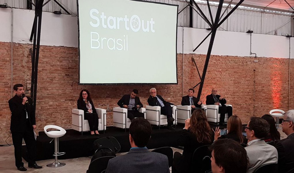 Empresas brasileiras estão em Paris até sexta-feira (8) para participar de treinamentos e apresentar seu negócio e produtos a potenciais investidores; é a primeira viagem oficial promovida pelo StartOut Brasil, programa do governo federal destinado a promover a internacionalização de startups (nome dado a empresas iniciantes com proposta ou produtos inovadores, geralmente na área de tecnologia); o StartOut Brasil terá investimento anual de R$ 3 milhões; o objetivo é levar 60 startups a cada ano para conhecer sistemas de inovação; para 2018, estão previstas outras missões, a Berlim, Miami e Lisboa; para a viagem atual à França, uma comissão julgadora selecionou 14 empresas