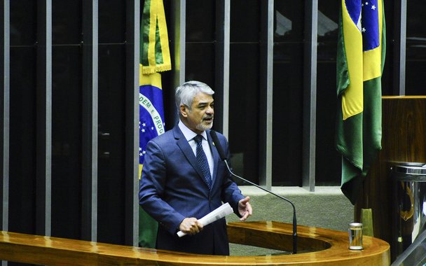 Para o líder da oposição no Senado, Humberto Costa (PT-PE), o déficit das conta do governo Michel Temer, que entre janeiro e julho chegou a R$ 76,27 bilhões e que deverá fechar o exercício com um rombo de R$ 159 bilhões, comprova o fracasso da politica econômica do governo Michel Temer; "A única conta que tem de fechar para ele é a da sua salvação. Aos olhos de quem quiser ver, Temer transforma o Congresso num balcão de negócios, gasta o que pode e o que não pode", disse o parlamentar; "É um modelo que estagnou o Brasil e faz ajuste nas costas dos mais pobres, mantendo o privilégio dos mais ricos", completou