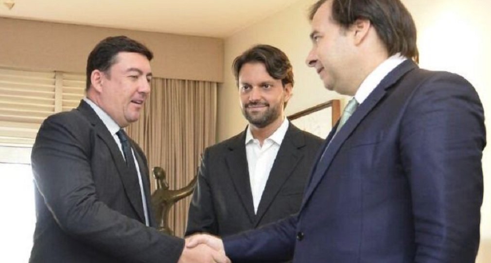 O presidente da Assembleia Legislativa, José Vitti (PSDB) firmou na manhã desta quinta-feira (28), em Brasília, acordo de cooperação técnica com o presidente da Câmara dos Deputados, Rodrigo Maia (DEM), para transmitir programação digital da Rede Legislativa de TV Digital em Goiás, por meio da TV aberta, que já opera em nível estadual no canal 61.2