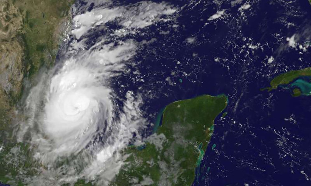 A tempestade Katia enfraqueceu para uma depressão tropical no sábado, quando avançou para o interior do México, mas ainda pode provocar fortes chuvas em áreas que absorveram grandes quantidades de precipitação e foram abaladas por um enorme terremoto nos últimos dias; Centro Nacional de Furacões dos EUA (NHC, na sigla em inglês) informou que, como uma depressão, a tempestade Katia estava provocando ventos máximos de quase 56 quilômetros por hora e deve se dissipar sobre as montanhas do centro-leste do México ainda no sábado
