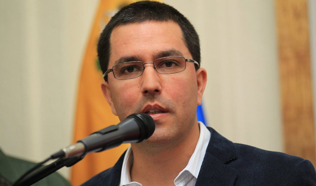O chanceler da Venezuela, Jorge Arreaza, desqualificou nesta segunda-feira 21 a legitimidade democrática de Michel Temer e e do presidente paraguaio, Horacio Cartes, depois que ambos reafirmaram que não reconhecem a Assembleia Nacional Constituinte instaurada na Venezuela; "Senhores Cartes e Temer: governos impopulares, produtos de golpes de Estado, rejeitados pelos seus povos, carecem de moral para falar de democracia", postou no Twitter