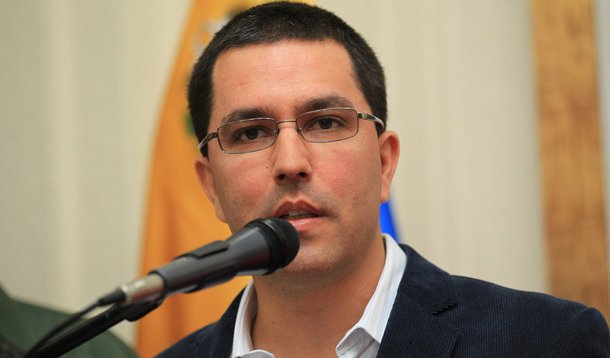 O chanceler da Venezuela, Jorge Arreaza, desqualificou nesta segunda-feira 21 a legitimidade democrática de Michel Temer e e do presidente paraguaio, Horacio Cartes, depois que ambos reafirmaram que não reconhecem a Assembleia Nacional Constituinte instaurada na Venezuela; "Senhores Cartes e Temer: governos impopulares, produtos de golpes de Estado, rejeitados pelos seus povos, carecem de moral para falar de democracia", postou no Twitter