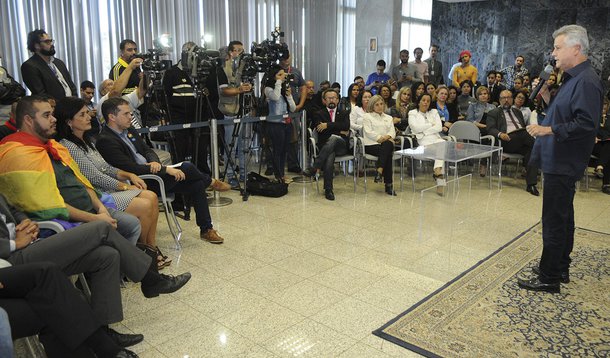 O governador Rodrigo Rollemberg assinou um decreto que cria a Comissão Especial de Apuração para punir discriminações por causa de orientação sexual praticadas por pessoas físicas ou jurídicas no DF; também será implementado o Conselho Distrital de Promoção dos Direitos Humanos e Cidadania de Lésbicas, Gays, Bissexuais, Travestis e Transexuais; multa de R$ 5.320,50 a R$ 10.641