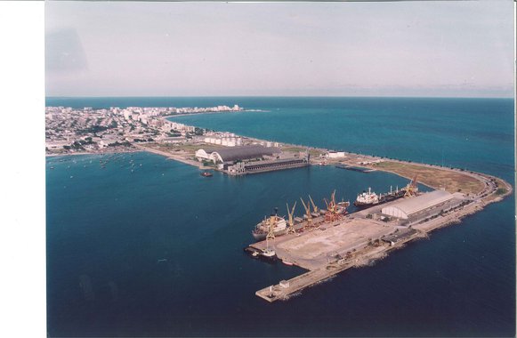 O contrato de dragagem do Porto de Maceió junto à empresa belga Jan de Nul, vencedora da licitação, será assinado, nesta quarta-feira (11), pelo ministério dos Transportes, Portos e Aviação; com valor de R$ 30,8 milhões, a dragagem de aprofundamento do Porto inclui o canal de acesso, a bacia de evolução e os berços; o prazo para execução de vigência do contrato com a empresa belga é de 13 meses, a partir da assinatura do contrato, sendo nove para a execução do serviço de dragagem