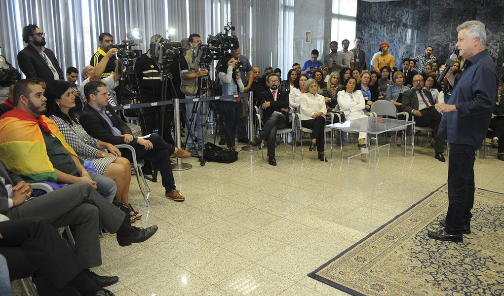 O governador Rodrigo Rollemberg assinou um decreto que cria a Comissão Especial de Apuração para punir discriminações por causa de orientação sexual praticadas por pessoas físicas ou jurídicas no DF; também será implementado o Conselho Distrital de Promoção dos Direitos Humanos e Cidadania de Lésbicas, Gays, Bissexuais, Travestis e Transexuais; multa de R$ 5.320,50 a R$ 10.641