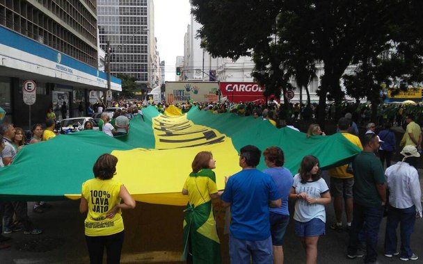 O Movimento Brasil Livre (MBL) e Vem Pra Rua, que se notabilizaram na queda de Dilma Rousseff, não conseguiram quórum suficiente para protestar no próximo dia 3 de maio, em Curitiba, durante o depoimento do ex-presidente Lula ao juiz federal Sérgio Moro; nas redes sociais, ambos os movimentos disseminam áudios ofegantes atribuindo o recuo às “orientações” do Exército e da PF; nas últimas mobilizações, no entanto, no dia 26 de março, em várias capitais do País, os protestos foram um fracasso, com público muito aquém do esperado