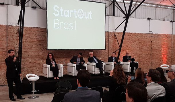 Empresas brasileiras estão em Paris até sexta-feira (8) para participar de treinamentos e apresentar seu negócio e produtos a potenciais investidores; é a primeira viagem oficial promovida pelo StartOut Brasil, programa do governo federal destinado a promover a internacionalização de startups (nome dado a empresas iniciantes com proposta ou produtos inovadores, geralmente na área de tecnologia); o StartOut Brasil terá investimento anual de R$ 3 milhões; o objetivo é levar 60 startups a cada ano para conhecer sistemas de inovação; para 2018, estão previstas outras missões, a Berlim, Miami e Lisboa; para a viagem atual à França, uma comissão julgadora selecionou 14 empresas