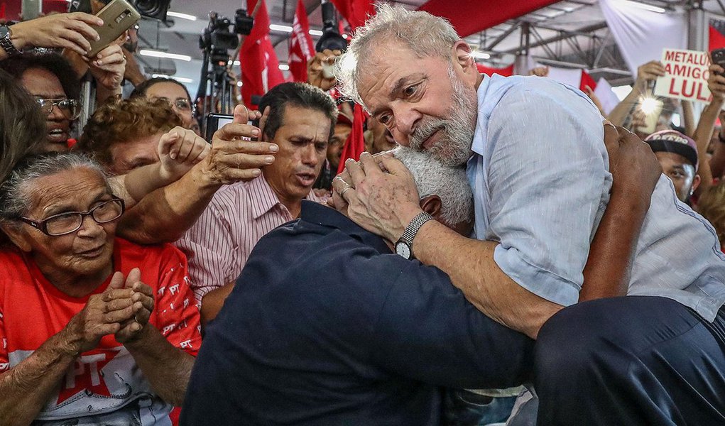 "À medida que cresce a força de Lula no seio do eleitorado brasileiro cresce, também, a perseguição movida contra ele pela Operação Lava-Jato e pela mídia golpista", diz o jornalista Ribamar Fonseca, colunista do 247, sobre a caçada judicial ao ex-presidente Lula; Ribamar diz que o povo, que apontou Lula como o melhor presidente deste país nos últimos tempos, já reconheceu que ele é vítima de perseguição e, portanto, nada mais do que fizerem ou disserem contra ele terá crédito; "Os adversários do ex-presidente operário já apostam na sua prisão, indispensável para torná-lo inelegível em 2018. Vale a pena, porém, lembrar a advertência do maior líder popular deste país: 'Experimentem impedir a minha candidatura! Vamos ver o que acontece'"