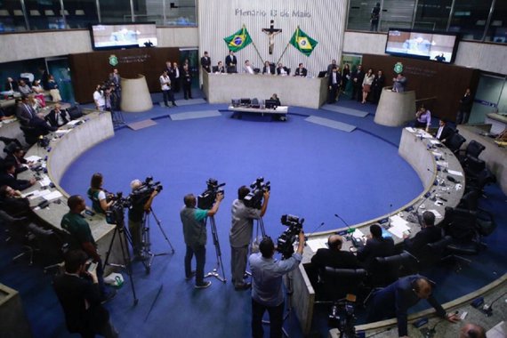 A segurança pública apresentou maior aumento percentual de investimento, entre as áreas consideradas mais sensíveis do governo, com um acréscimo de 10,33% nos recursos da Lei Orçamentária Anual (LOA), apresentada pelo Governador Camilo Santana. A Assembleia Legislativa aprovou a LOA ontem (14), em sessão extraordinária, com uma previsão de aplicação de R$ 26,4 bilhões, o que representa um aumento em relação ao orçamento de 2017, que foi de R$ 25 bilhões