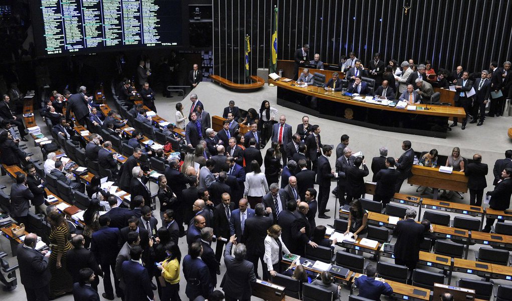 O plenário da Câmara aprovou quatro projetos de lei que criam as universidades federais de Catalão (UFCAT), Jataí (UFJ), Rondonópolis (UFRD) e do Delta do Parnaíba (UFDPar); a sede da UFDPar será na cidade Parnaíba, no Piauí, onde é atualmente está campus de Parnaíba da UFPI; com isso, todos os cursos, profissionais e alunos atualmente na Federal do Piauí irão para a nova universidade
