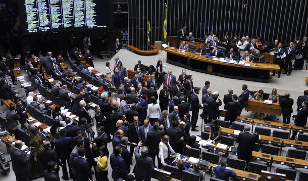 O plenário da Câmara aprovou quatro projetos de lei que criam as universidades federais de Catalão (UFCAT), Jataí (UFJ), Rondonópolis (UFRD) e do Delta do Parnaíba (UFDPar); a sede da UFDPar será na cidade Parnaíba, no Piauí, onde é atualmente está campus de Parnaíba da UFPI; com isso, todos os cursos, profissionais e alunos atualmente na Federal do Piauí irão para a nova universidade