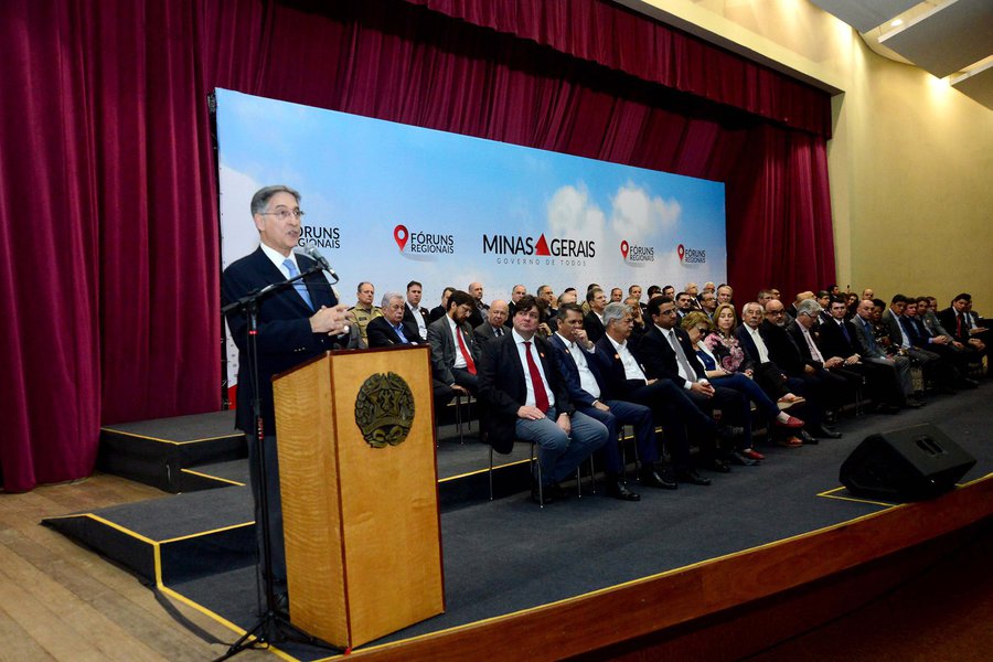 O governador de Minas, Fernando Pimentel, afirmou que a população e os deputados devem apoiar o encontro de contas referentes às perdas de arrecadação do ICMS ocorrida em consequência da Lei Kandir, que isenta de impostos estaduais as exportações; o governo mineiro teria a receber cerca de R$ 135 bilhões da União; em contrapartida, a dívida de Minas com o governo federal seria de R$ 88 bilhões, de acordo com o executivo; "Alguém dirá: 'A União não aguenta'. Mas por que não? Não estamos propondo saquear os cofres da União. Estamos propondo uma negociação"; segundo ele, "o que não pode é o povo dos estados ser sacrificado pelo pagamento de um ressarcimento que é devido pela União"