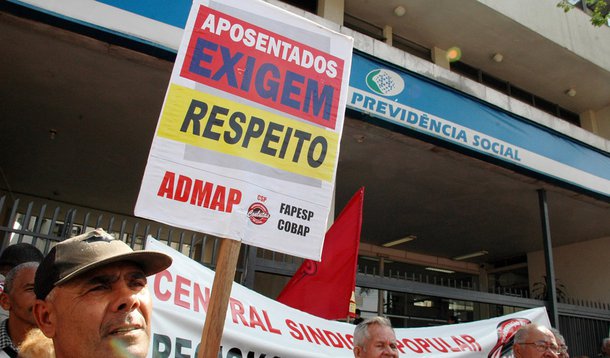 Centrais sindicais aderiram à greve nacional em Teresina contra a reforma da previdência; técnicos da Universidade Federal do Piauí (Ufpi) também participam da mobilização e somente o Hospital Universitário funciona nesta terça-feira (05); a manifestação deve se concentrar na frente do prédio do INSS; pesquisa realizada pelo instituto Vox Populi, a pedido da CUT, apontou que 85% dos brasileiros são contra a reforma da Previdência, que veem como "o fim da aposentadoria"; de acordo com o levantamento, 71% acham que não conseguirão se aposentar