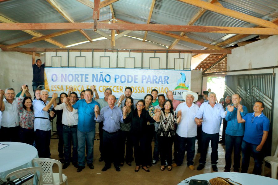 A União Intermunicipal de Desenvolvimento do Bico do Papagaio (Unbip) reuniu, em Augustinópolis, pelo menos 23 prefeitos da região do Bico do Papagaio e do médio norte do estado para um encontro que lançou a pré-candidatura do deputado federal César Halum (PRB) ao Senado nas eleições do próximo ano.
No evento denominado “O Norte não pode parar”, os prefeitos destacaram a necessidade da região voltar a ter um representante legítimo no Senado e afirmaram que Halum é atualmente o líder que reúne as características necessárias para o cargo, por ser de Araguaína e pela sua atuação municipalista, especialmente no Bico do Papagaio.