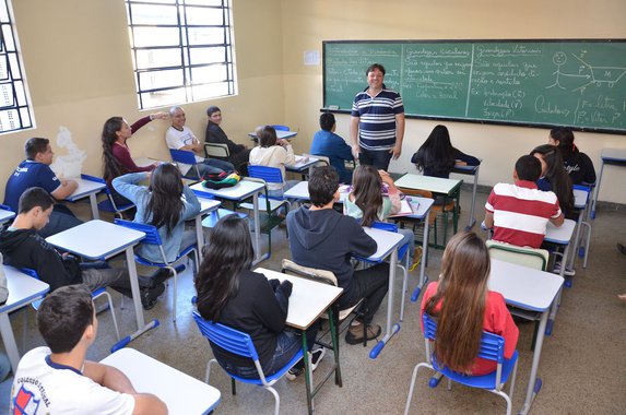 A informação foi divulgada pelo governo estadual; somente no Entorno do Distrito Federal, uma das regiões mais populosas, serão 22 unidades de ensino; o executivo repassará à Secretaria de Educação um total de 42 milhões para obras de reformas e ampliação em mais de 50 escolas - os investimentos por unidade vão até R$ 150 mil; os recursos totais, da ordem de R$ 510 milhões, impactam o setor, avalia a secretária de Educação, Cultura e Esportes (Seduce), Raquel Teixeira