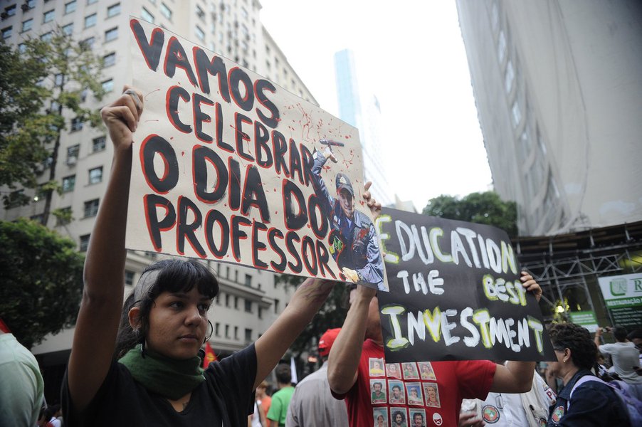 A situação atual do magistério e da escola brasileira não estimula comemorações efusivas, mas convida à luta e ao compromisso irrestrito que temos que ter com a educação pública, gratuita e de qualidade para todas as brasileiras e brasileiros