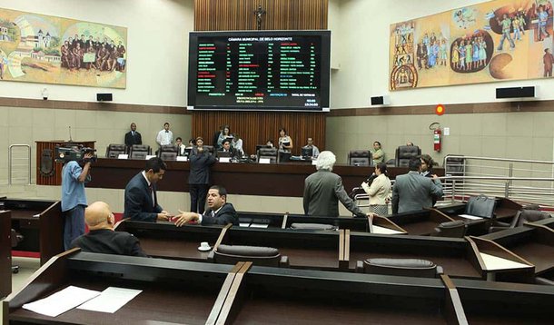 Por 39 votos a zero, a Câmara Municipal de Belo Horizonte aprovou o texto-base do Projeto de Lei (PL) 378/17, que determina o reajuste de 2,53% aos servidores municipais; a base governista também aprovou, por 24 a 15, as emendas que mudam benefícios como férias-prêmio, quinquênio e acompanhamento de parentes enfermos
