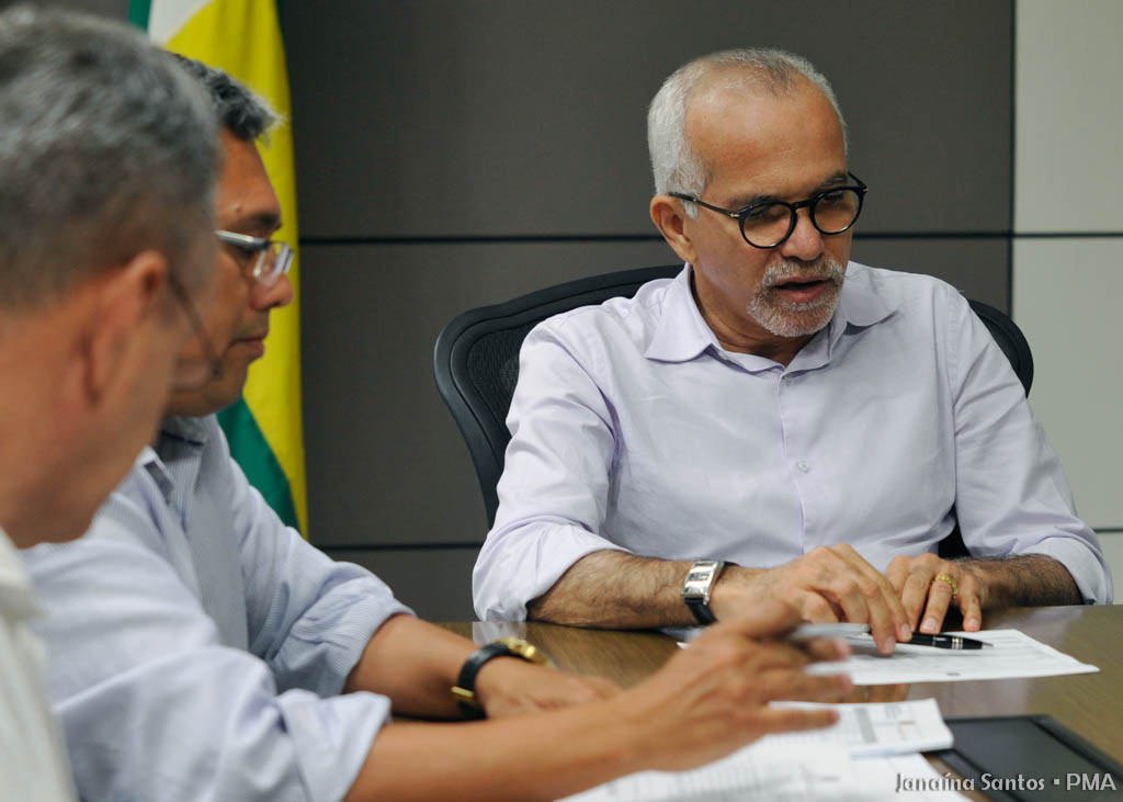O prefeito Edvaldo Nogueira anunciou nesta segunda-feira o calendário de pagamento dos servidores da administração municipal; servidores estatutários da administração direta, da Saúde e da Educação receberão integralmente seus salários nesta terça-feira, dia 31; já no dia 8 de novembro será a vez dos estatutários da administração indireta (empresas e fundações) e dos cargos comissionados; e no dia 13 serão pagos os vencimentos dos aposentados e pensionistas; o valor bruto da folha de pagamento é de pouco mais de R$ 72 milhões