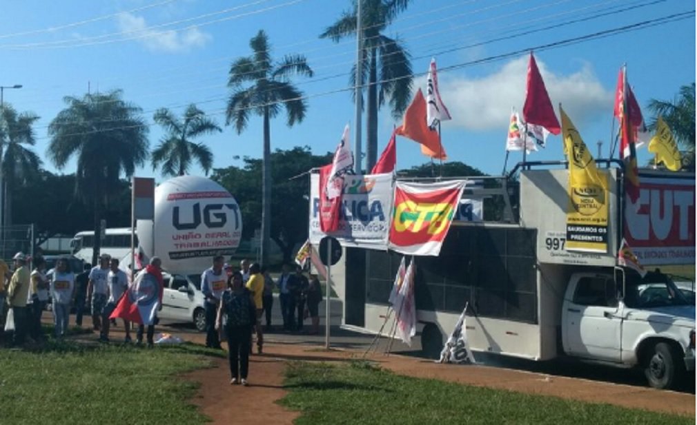 Trabalhadores já começam a se concentrar para a greve geral desta sexta-feira, em Palmas, na avenida JK. As centrais sindicais intensificam as ações contra os deputados do Estado, lembrando que eles serão decisivos na votações que podem acabar com os direitos dos trabalhadores; na discussão da reforma Trabalhista, na Câmara, todos os sete deputados de Tocantins votaram a favor do projeto do governo de Michel Temer