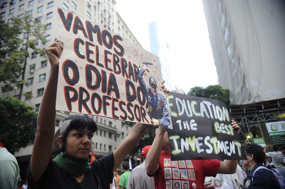 A situação atual do magistério e da escola brasileira não estimula comemorações efusivas, mas convida à luta e ao compromisso irrestrito que temos que ter com a educação pública, gratuita e de qualidade para todas as brasileiras e brasileiros
