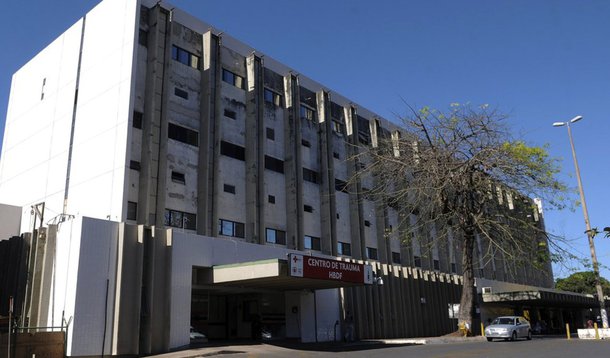 O Tribunal de Justiça do Distrito Federal se manifestou pela constitucionalidade da lei que transformou o Hospital de Base do Distrito Federal em instituto; o PT e o PMDB apresentaram duas Ações Diretas de Inconstitucionalidade (ADIN) contra a lei sancionada pelo governador Rodrigo Rollemberg em julho deste ano; de acordo com os desembargadores, o modelo que será seguido pelo instituto "não afronta à Constituição e nem à Lei Orgânica do DF"