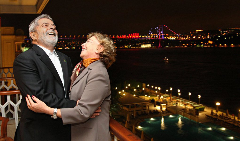Câmara de Vereadores de São Paulo aprovou Projeto de lei que dá o nome de Dona Marisa Letícia, mulher do ex-presidente Lula, já falecida, a um viaduto localizado no bairro de Santo Amaro, Zona Sul da capital; o projeto, de autoria do vereador Reis (PT), foi apresentado em fevereiro deste ano, após o falecimento de Marisa