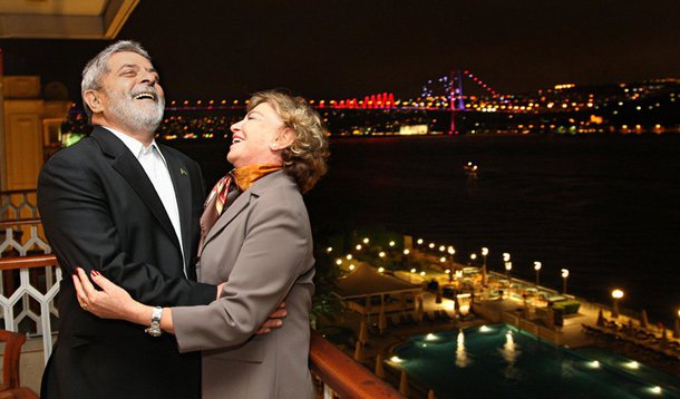 Câmara de Vereadores de São Paulo aprovou Projeto de lei que dá o nome de Dona Marisa Letícia, mulher do ex-presidente Lula, já falecida, a um viaduto localizado no bairro de Santo Amaro, Zona Sul da capital; o projeto, de autoria do vereador Reis (PT), foi apresentado em fevereiro deste ano, após o falecimento de Marisa