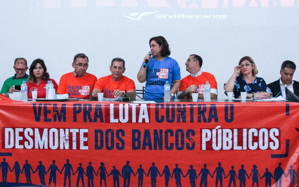 A privatização de bancos públicos é uma das cartas nas mesas tanto do Palácio do Planalto quanto do Piratini. Os governos de Michel Temer (PMDB) e do governador José Ivo Sartori (PMDB) vêm colocando a possibilidade de encaminhar a venda de bancos estatais como moeda de troca para virar a crise financeira de ambos os poderes; para contrapor a ofensiva, senadores e deputados criaram uma frente parlamentar mista em defesa dos bancos públicos; a iniciativa foi lançada em Porto Alegre, no auditório da Fetrafi (Federação dos Trabalhadores e Trabalhadoras em Instituições Financeiras do Rio Grande do Sul)