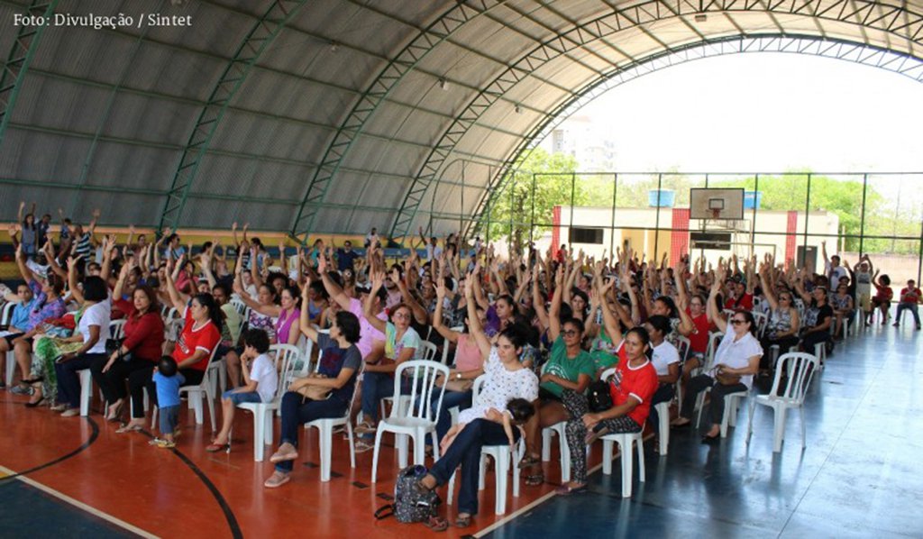 A diretoria do Sintet propôs que professores recebam pontos cortados primeiro e reponham as aulas depois; o presidente do sindicato, José Roque, disse haver possibilidade de repor os 12 dias ainda neste ano e explicou de que forma poderá ser feito; “Nós queremos fazer a reposição de aulas ainda neste ano. Tem como encaixar no calendário usando os sábados, dias de recessos, dia da realização da prova Brasil, e prova do IDEB. A Secretaria de Educação propôs a reposição e o pagamento para 22 de janeiro, mas não queremos transferir para o ano que vem se não vai prejudicar os alunos do nono ano”