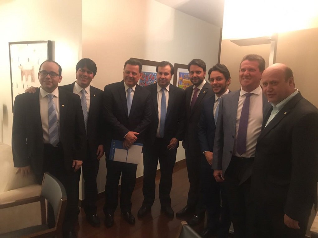 O presidente da República em exercício, Rodrigo Maia (DEM-RJ), recebeu o governador Marconi Perillo (PSDB) em jantar em sua residência oficial para discutir o andamento das reformas em tramitação no Congresso Nacional; encontro teve a presença de 20 deputados federais da base de apoio do Palácio do Planalto, entre eles o presidente em exercício da Câmara dos Deputados, André Fufuca (PP-MA), Mário Negromonte Júnior (PP-BA) e os parlamentares goianos Alexandre Baldy, Fábio Sousa (PSDB), Célio Silveira (PSDB) e Giuseppi Vecci (PSDB)