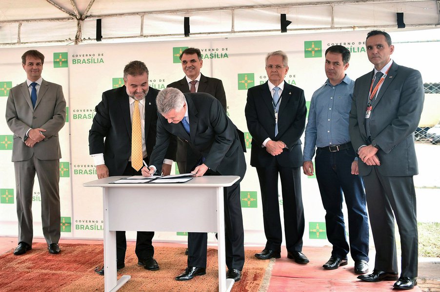 O governador do Distrito Federal, Rodrigo Rollemberg, assinou editais para a licitação das obras de uma subestação de energia elétrica e de um rede de drenagem de águas pluviais que serão construídas no Polo JK, em Santa Maria; estão previstos investimentos de R$ 46 milhões na rede de drenagem e de R$ 14 milhões na subestação, provenientes de uma parceria com o Banco Interamericano de Desenvolvimento (BID)