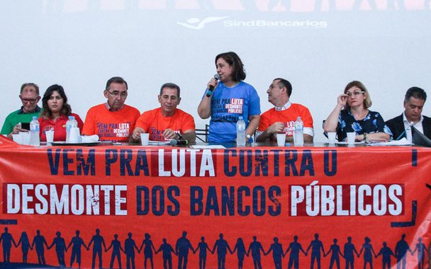 A privatização de bancos públicos é uma das cartas nas mesas tanto do Palácio do Planalto quanto do Piratini. Os governos de Michel Temer (PMDB) e do governador José Ivo Sartori (PMDB) vêm colocando a possibilidade de encaminhar a venda de bancos estatais como moeda de troca para virar a crise financeira de ambos os poderes; para contrapor a ofensiva, senadores e deputados criaram uma frente parlamentar mista em defesa dos bancos públicos; a iniciativa foi lançada em Porto Alegre, no auditório da Fetrafi (Federação dos Trabalhadores e Trabalhadoras em Instituições Financeiras do Rio Grande do Sul)