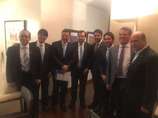 O presidente da República em exercício, Rodrigo Maia (DEM-RJ), recebeu o governador Marconi Perillo (PSDB) em jantar em sua residência oficial para discutir o andamento das reformas em tramitação no Congresso Nacional; encontro teve a presença de 20 deputados federais da base de apoio do Palácio do Planalto, entre eles o presidente em exercício da Câmara dos Deputados, André Fufuca (PP-MA), Mário Negromonte Júnior (PP-BA) e os parlamentares goianos Alexandre Baldy, Fábio Sousa (PSDB), Célio Silveira (PSDB) e Giuseppi Vecci (PSDB)