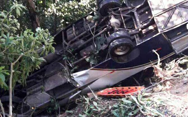 Um ônibus de turismo despencou de uma serra após tombar na rodovia Oswaldo Cruz (SP-125); três pessoas morreram e 31 ficaram feridas na manhã desta sexta-feira (15), segundo o Comando de Polícia Rodoviária do Estado; acidente ocorreu no km 82 da estrada em Ubatuba por volta das 8h20; os sobreviventes do acidente sofreram ferimentos leves e outros cinco saíram do local em estado grave de saúde